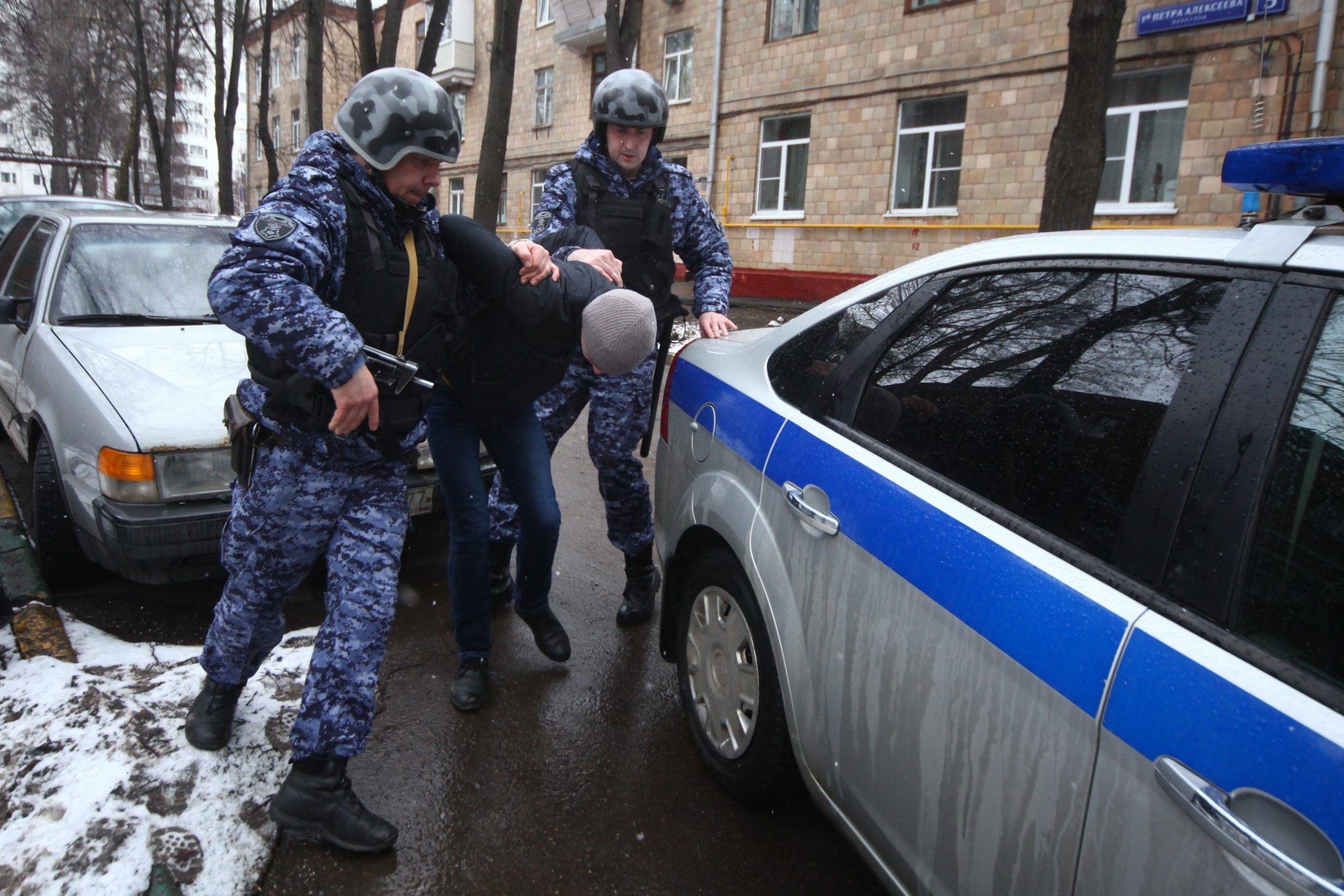 Арест запретить. Полицейский арестовывает преступника. Криминальная полиция Москвы.