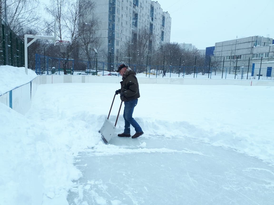 Каток бибирево. Каток в Бибирево. Каток на Бибиревской. В центре почистили каток.