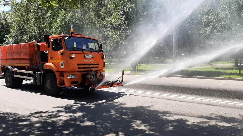В жару в Бибиреве усиленно поливают улицы
