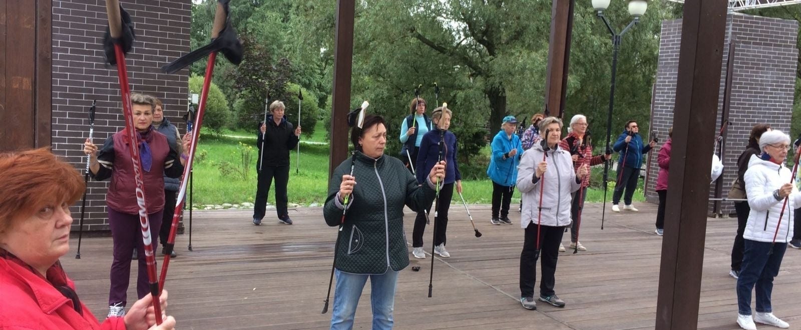 Специалисты центра соцобслуживания из Бибирева рассказали о пользе скандинавской ходьбы