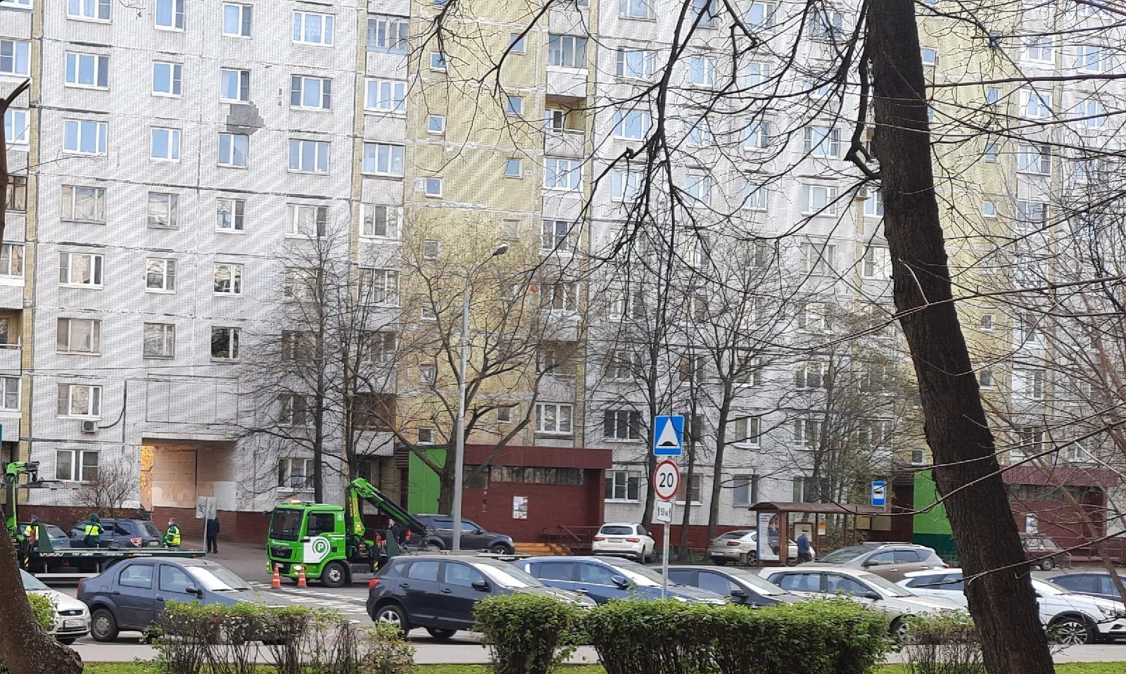 Автовладельцев предупредили о запрете парковки у домов на Корнейчука