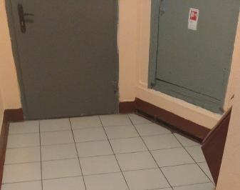 Этаж дома на Лескова очистили от строительной пыли