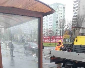 С остановки на улице Лескова удалили рекламные надписи