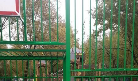 Аварийное ограждение спортивной площадки на Коненкова отремонтировали