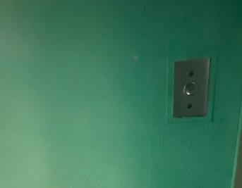 Коммунальщики восстановили краску на стене подъезда дома на Мурановской