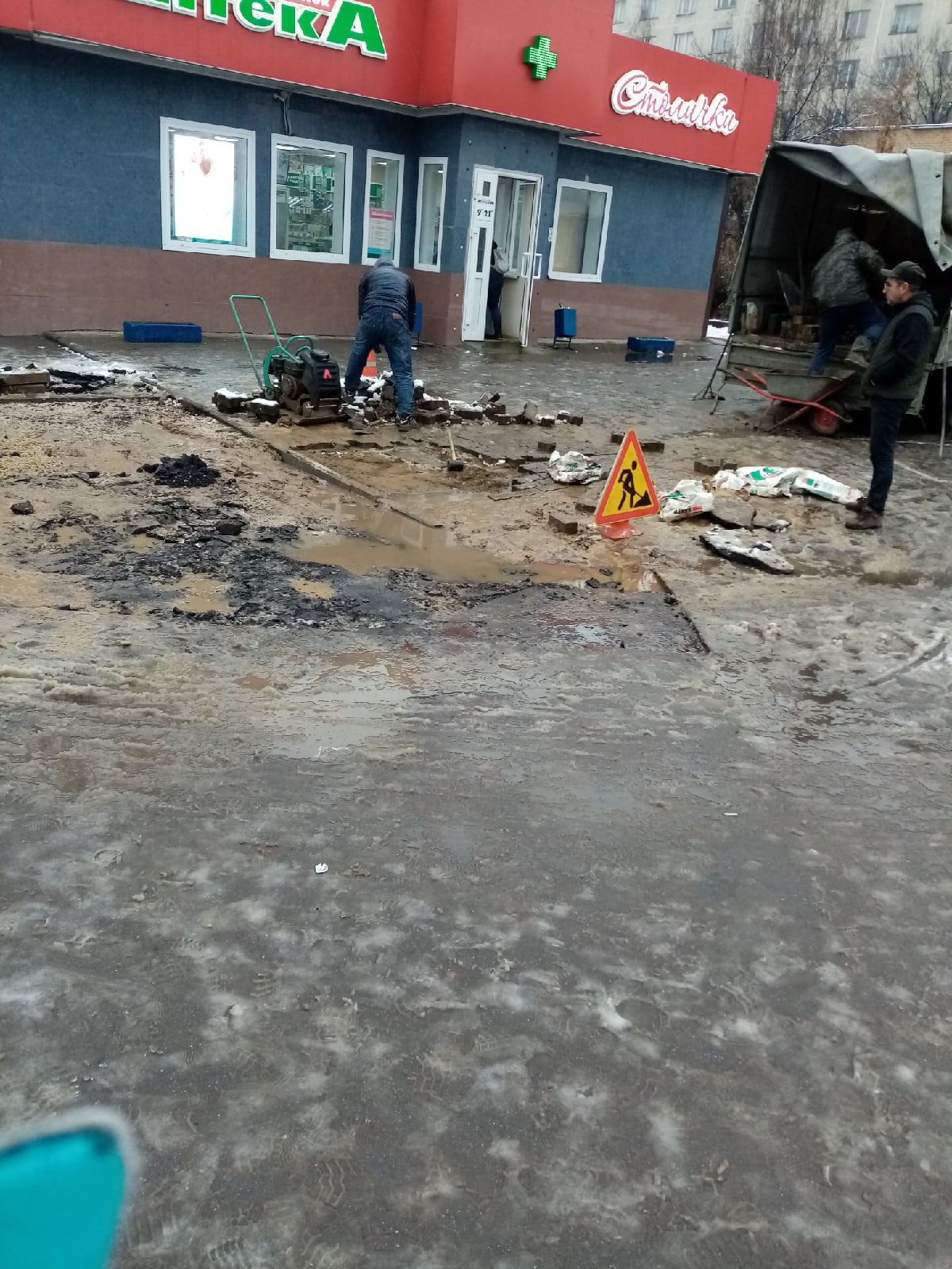 Из-за стройки у магазина на Лескова образовалось мессиво из глины и грязи