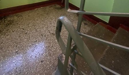 Коммунальщики освободили от хлама подъезд дома на Лескова