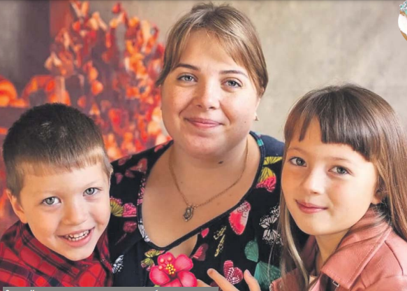 Жительница Бибирева готовит новогодние игрушки у плиты