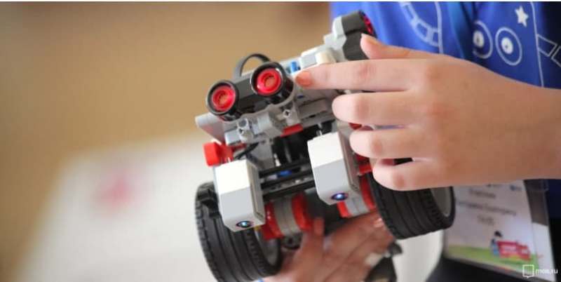 Школьники из Бибирева получат навыки конструирования роботов онлайн