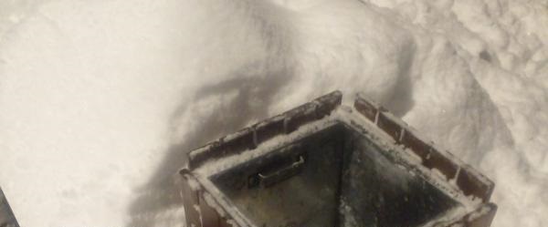 Склад бутылок разобрали во дворе дома на Коненкова