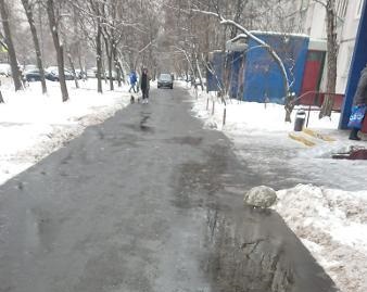 Грязное месиво «разгребли» перед домом на Коненкова